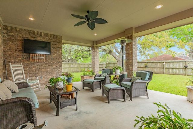 1008 S Belle Drive, Angleton, TX 77515