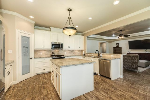 1008 S Belle Drive, Angleton, TX 77515