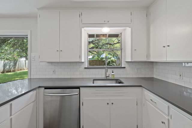 2015 Fair Oaks DR, Austin, TX 78745