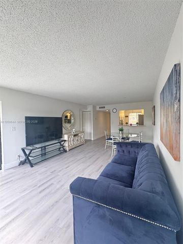 163 Lakeview Dr 204, Weston, FL 33326