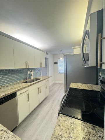 163 Lakeview Dr 204, Weston, FL 33326