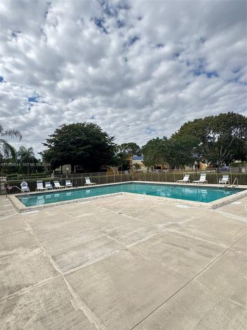 163 Lakeview Dr 204, Weston, FL 33326