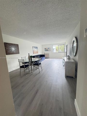 163 Lakeview Dr 204, Weston, FL 33326