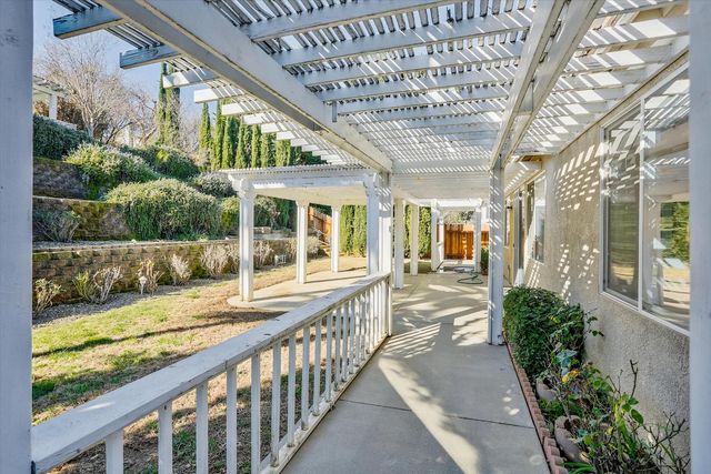 7066 Kentfield Dr, Shingle Springs, CA 95682