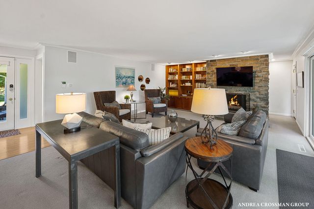 2056 Lakeshore Drive, Ganges Twp, MI 49408