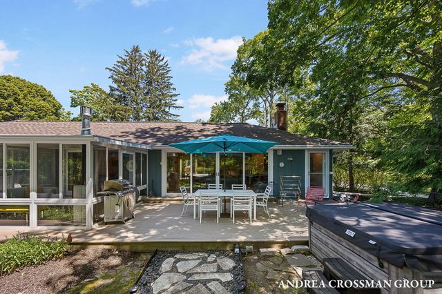 2056 Lakeshore Drive, Ganges Twp, MI 49408