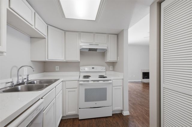 3758 Tanglewilde Street E1, Houston, TX 77063