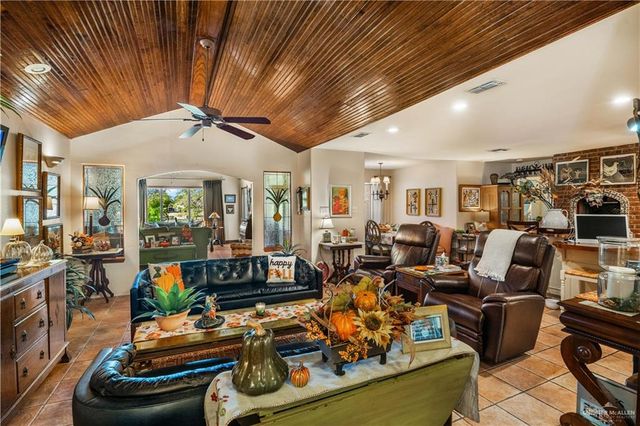 1911 Lion Lake Drive, Progreso Lakes, TX 78596