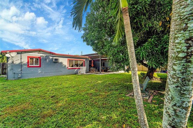 8370 NW 185th St, Hialeah, FL 33015