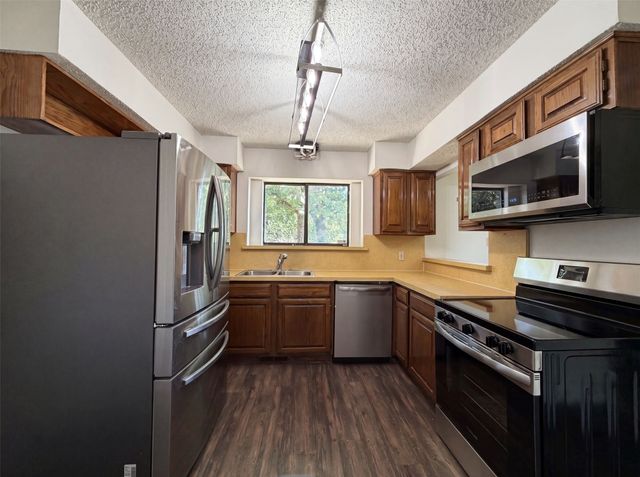 3805 Brookfield Drive, Arlington, TX 76001