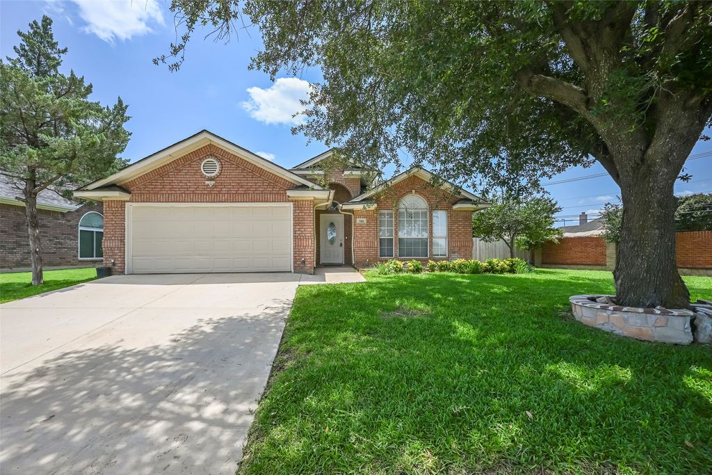 700 N Emma Drive, Arlington, TX 76002