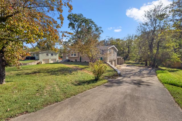 2437 Fairbrook Dr, Nashville, TN 37214