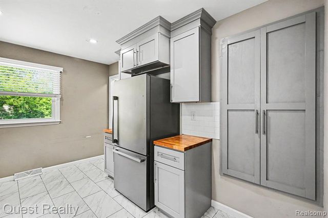 6736 Cloverton Drive, Waterford, MI 48329