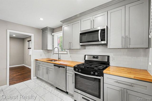 6736 Cloverton Drive, Waterford, MI 48329