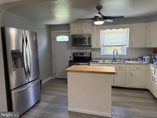 1224 EDDYSTONE AVE, Crum Lynne, PA 19022