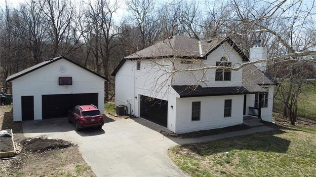 12221 Hubbard Road, Kansas City, KS 66109