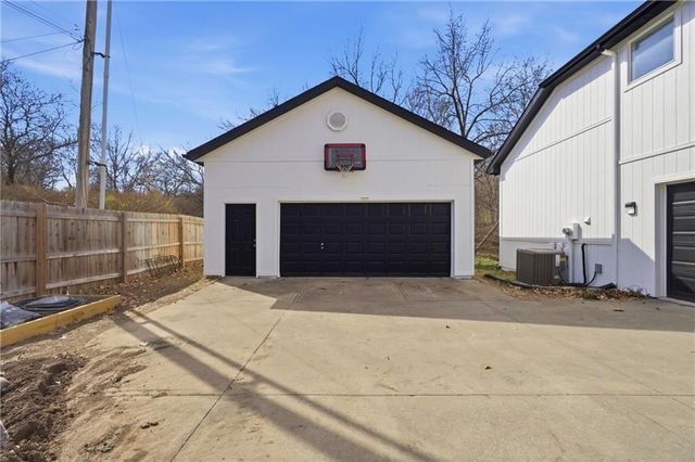 12221 Hubbard Road, Kansas City, KS 66109