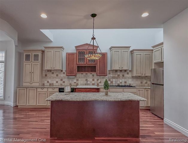 5742 Putnam Drive, West Bloomfield, MI 48323