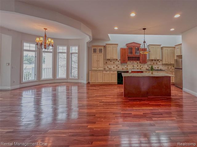 5742 Putnam Drive, West Bloomfield, MI 48323