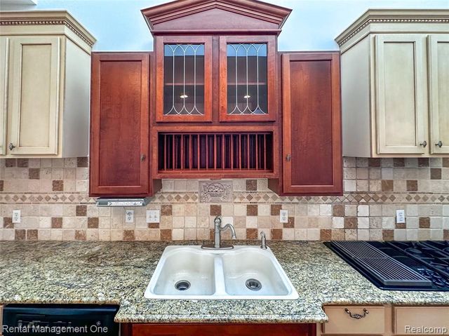 5742 Putnam Drive, West Bloomfield, MI 48323