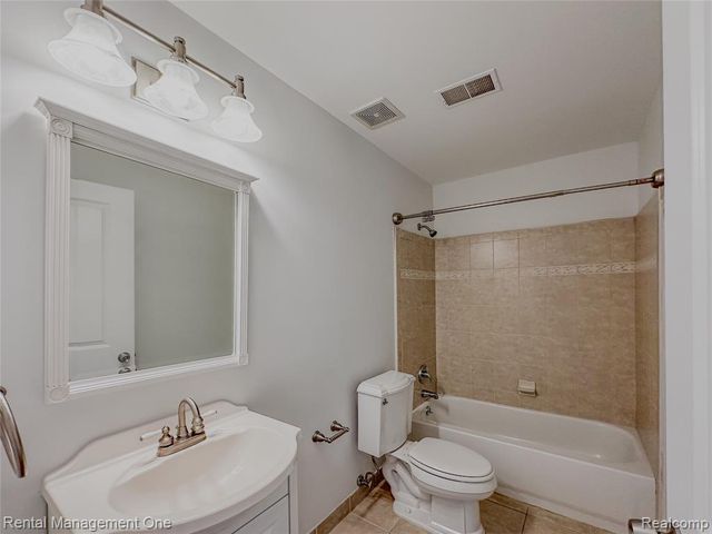 5742 Putnam Drive, West Bloomfield, MI 48323