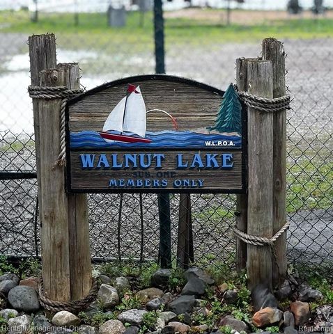 5742 Putnam Drive, West Bloomfield, MI 48323