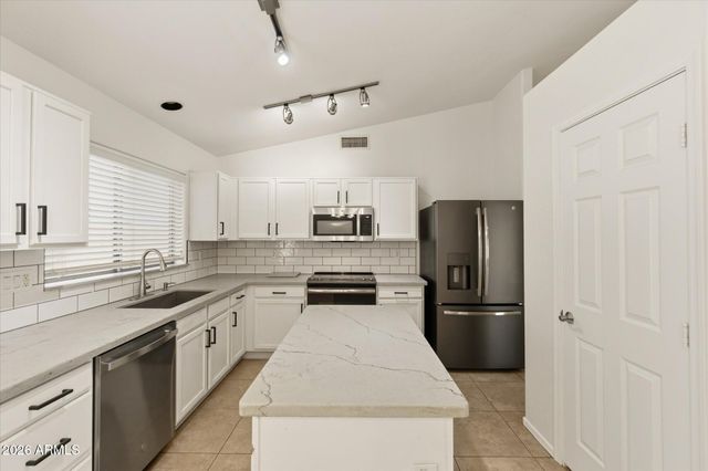 2212 E VISTA BONITA Drive, Phoenix, AZ 85024