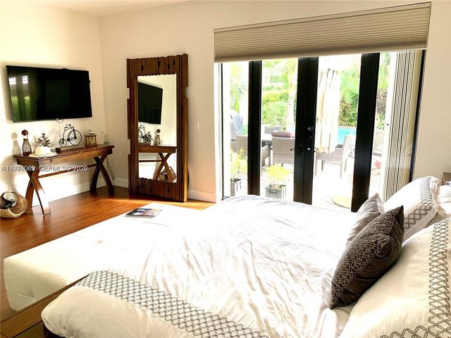 1040 Sandalwood Ln, Weston, FL 33326