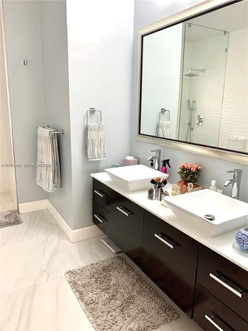 1040 Sandalwood Ln, Weston, FL 33326