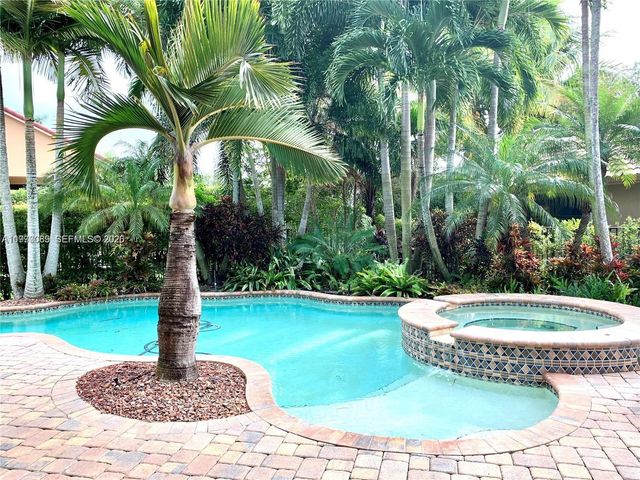 1040 Sandalwood Ln, Weston, FL 33326
