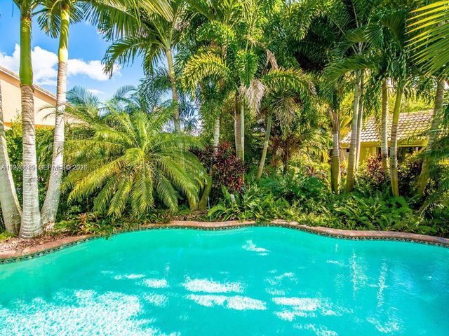 1040 Sandalwood Ln, Weston, FL 33326