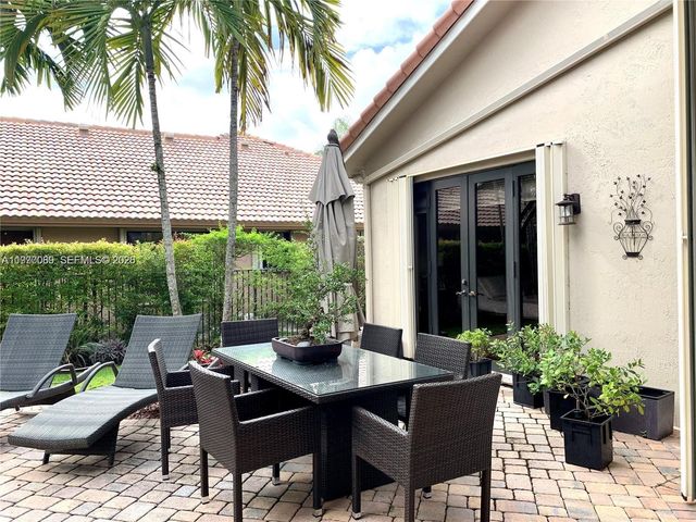 1040 Sandalwood Ln, Weston, FL 33326