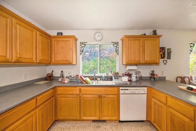 10520 Oak Springs Rd, Penn Valley, CA 95946