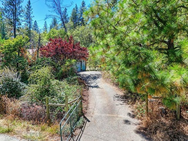 10520 Oak Springs Rd, Penn Valley, CA 95946