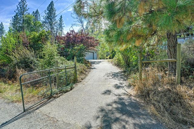 10520 Oak Springs Rd, Penn Valley, CA 95946