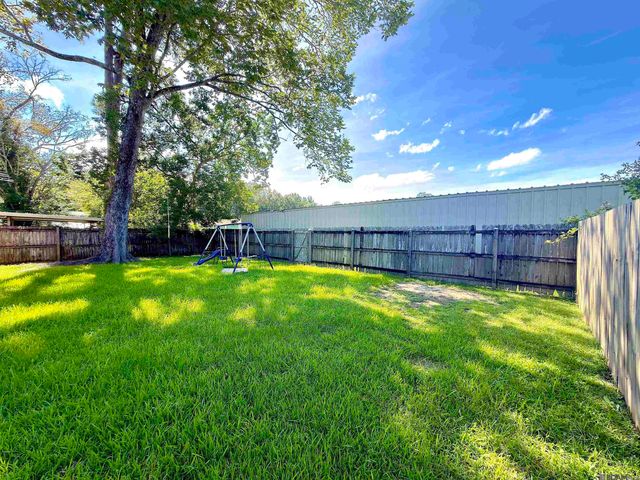 13953 J R Dr, Walker, LA 70785