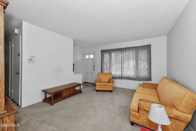 49 Tattersall Lane, Colonie, NY 12205