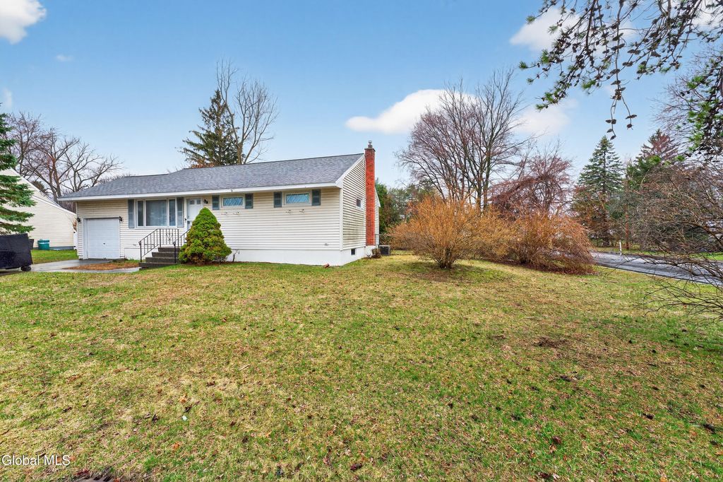 49 Tattersall Lane, Colonie, NY 12205