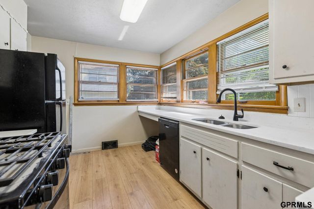 2928 S 50Th Street, Omaha, NE 68106