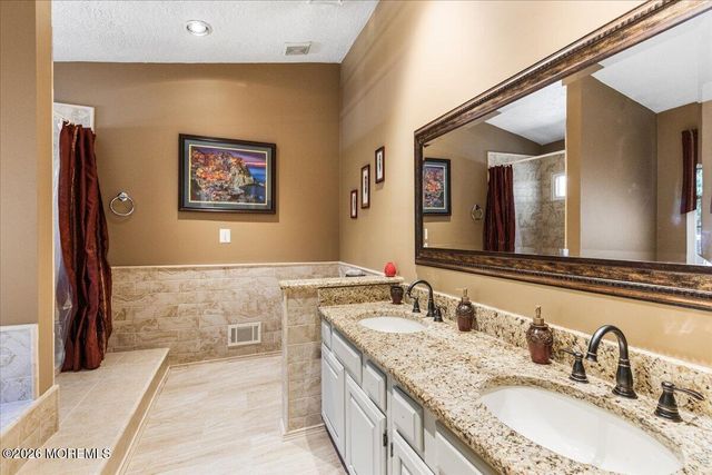 8 Grover Court, Jackson, NJ 08527