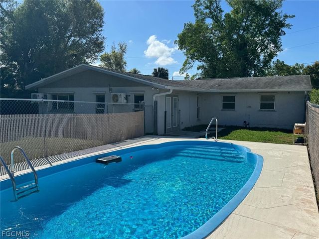 698 Muscogee DR, North Fort Myers, FL 33903