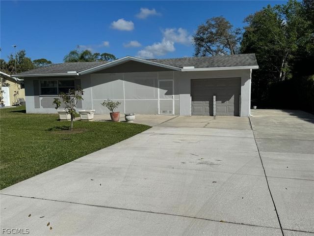 698 Muscogee DR, North Fort Myers, FL 33903
