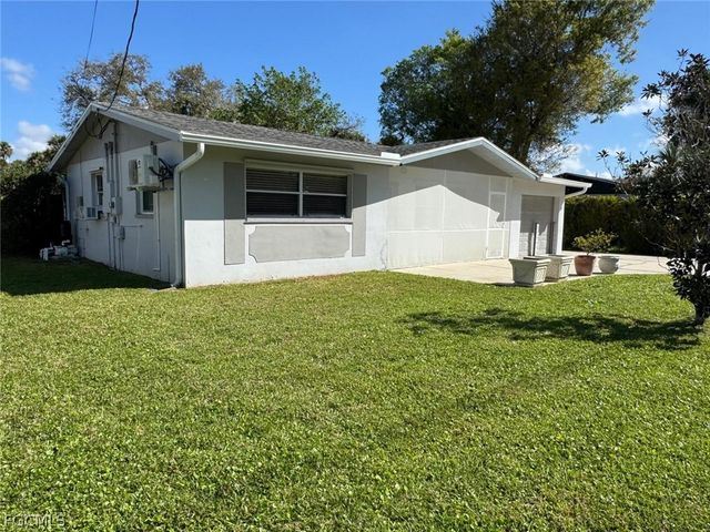 698 Muscogee DR, North Fort Myers, FL 33903