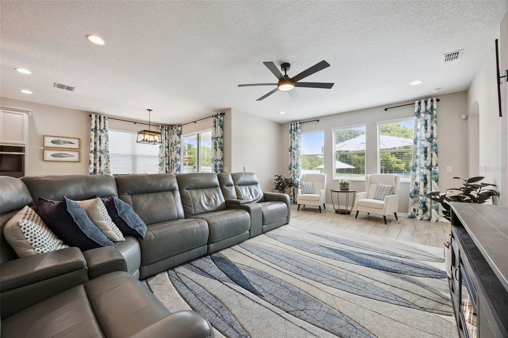 Image 7 of property listing at 162 BLUE FLAX POINT, Longwood, FL 32750