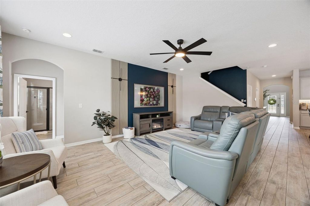 Image 9 of property listing at 162 BLUE FLAX POINT, Longwood, FL 32750
