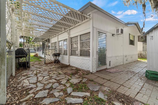 942 CR 461, Lake Panasoffkee, FL 33538