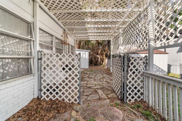 942 CR 461, Lake Panasoffkee, FL 33538