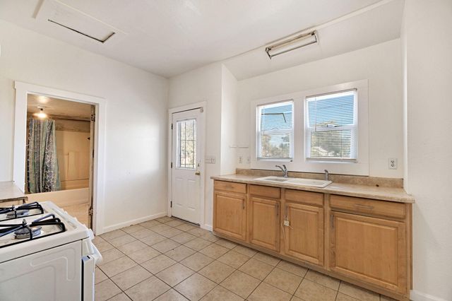 1140 W King Avenue, Tulare, CA 93274