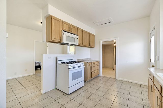 1140 W King Avenue, Tulare, CA 93274