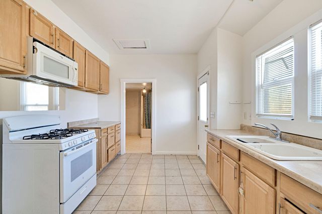 1140 W King Avenue, Tulare, CA 93274